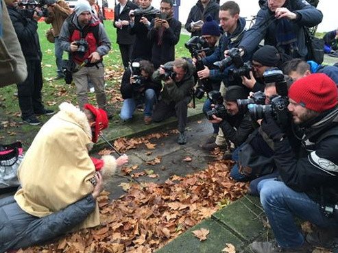 «Πορνογραφική» διαμαρτυρία έξω από το Βρετανικό Κοινοβούλιο: Λάτεξ, εσώρουχα και μαστίγια [εικόνες & βίντεο] | iefimerida.gr 5