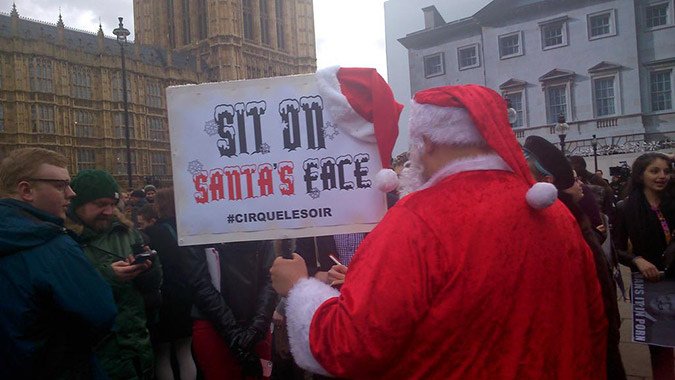 «Πορνογραφική» διαμαρτυρία έξω από το Βρετανικό Κοινοβούλιο: Λάτεξ, εσώρουχα και μαστίγια [εικόνες & βίντεο] | iefimerida.gr 6