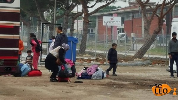 600 πρόσφυγες έφτασαν στο κέντρο μετεγκατάστασης στα Διαβατά - Αναμένονται ακόμη 40 λεφωφορεία [εικόνες] | iefimerida.gr 1