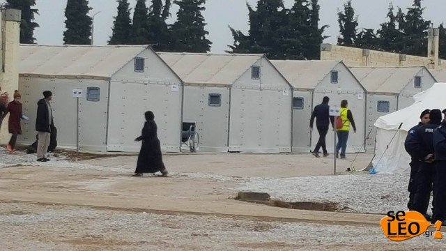 600 πρόσφυγες έφτασαν στο κέντρο μετεγκατάστασης στα Διαβατά - Αναμένονται ακόμη 40 λεφωφορεία [εικόνες] | iefimerida.gr 0