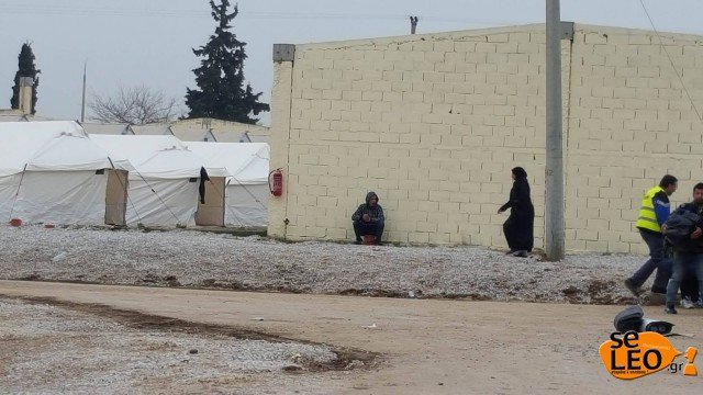 600 πρόσφυγες έφτασαν στο κέντρο μετεγκατάστασης στα Διαβατά - Αναμένονται ακόμη 40 λεφωφορεία [εικόνες] | iefimerida.gr 3