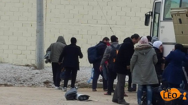 600 πρόσφυγες έφτασαν στο κέντρο μετεγκατάστασης στα Διαβατά - Αναμένονται ακόμη 40 λεφωφορεία [εικόνες] | iefimerida.gr 4