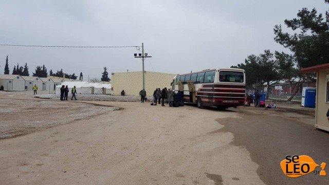 600 πρόσφυγες έφτασαν στο κέντρο μετεγκατάστασης στα Διαβατά - Αναμένονται ακόμη 40 λεφωφορεία [εικόνες] | iefimerida.gr 5