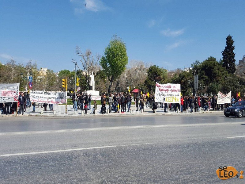 Πρόσφυγες από τα Διαβατά διαδηλώνουν χορεύοντας στο κέντρο της Θεσσαλονίκης [εικόνες &amp; βίντεο] | iefimerida.gr 2