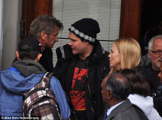 Σον Πεν και Σαρλίζ Θέρον σε εκνευρισμό - Η πρώτη συνάντηση μετά τον χωρισμό [εικόνες] | iefimerida.gr 2