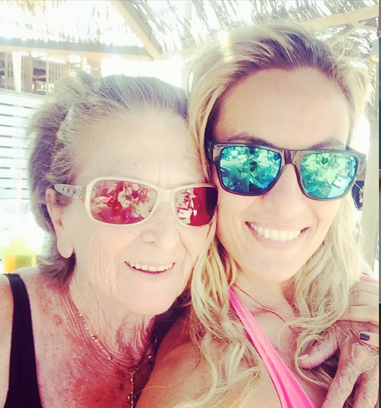 H cool γιαγιά της Ελεονώρας Μελέτη -Με το μοχίτο της, αγκαλιά με την εγγονή της [εικόνες] | iefimerida.gr 1