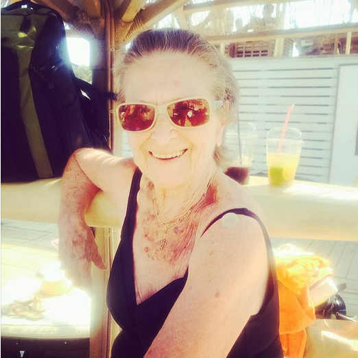 H cool γιαγιά της Ελεονώρας Μελέτη -Με το μοχίτο της, αγκαλιά με την εγγονή της [εικόνες] | iefimerida.gr 0