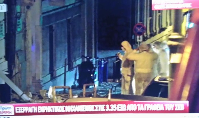 Τρομοκρατικό χτύπημα στα γραφεία του ΣΕΒ στο Σύνταγμα [εικόνες] | iefimerida.gr 0