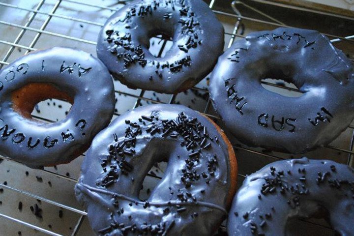 Τα «καταθλιπτικά» γλυκά που θα σας φτιάξουν το κέφι – Μακαρόν με σύννεφα, μπισκότα Prozac και το ρολό του... τρελάρα [εικόνες] | iefimerida.gr 3