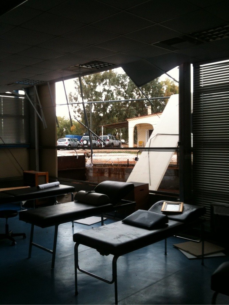 O αέρας πήρε και σήκωσε το ιατρείο του ΣΕΓΑΣ στον Αγ. Κοσμά- Από θαύμα δεν τραυματίστηκε κανείς [εικόνες]  | iefimerida.gr 2