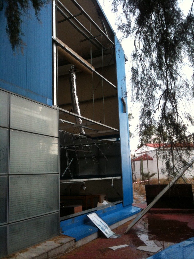 O αέρας πήρε και σήκωσε το ιατρείο του ΣΕΓΑΣ στον Αγ. Κοσμά- Από θαύμα δεν τραυματίστηκε κανείς [εικόνες]  | iefimerida.gr 0