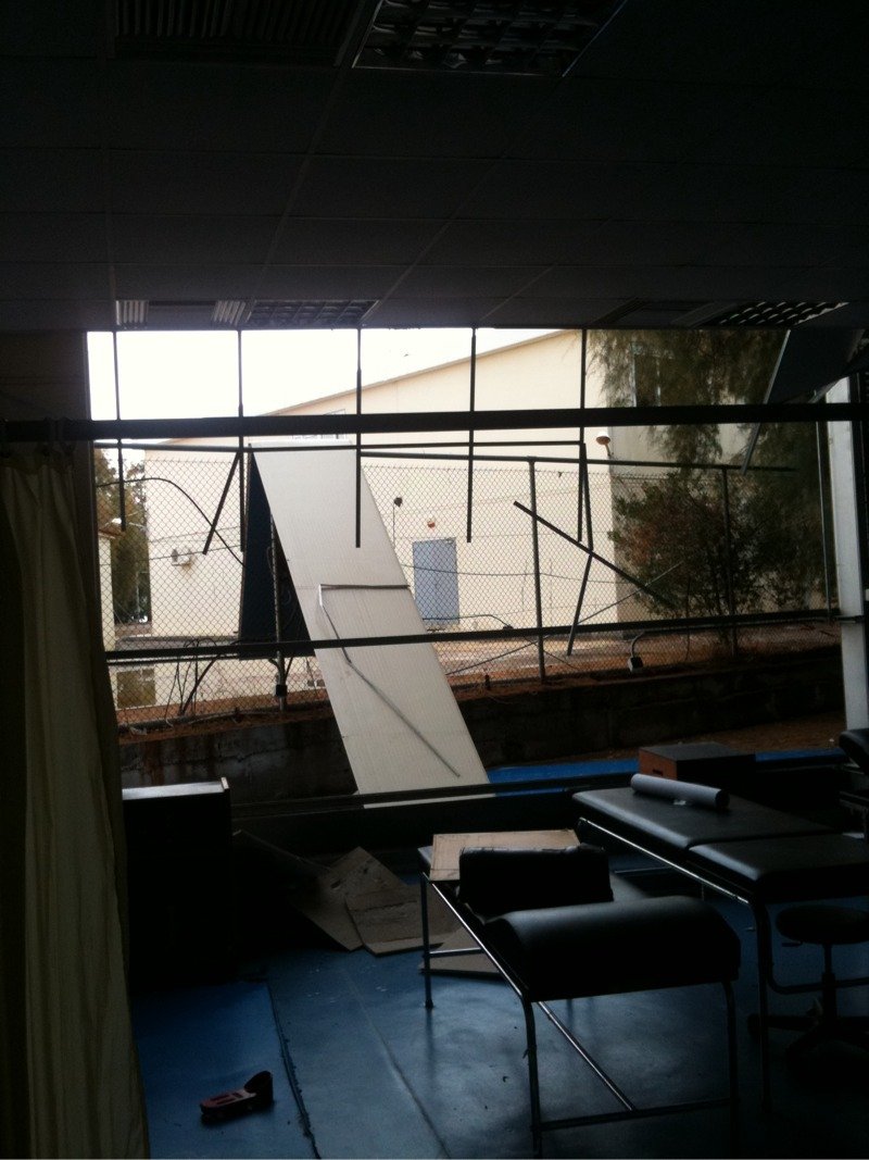 O αέρας πήρε και σήκωσε το ιατρείο του ΣΕΓΑΣ στον Αγ. Κοσμά- Από θαύμα δεν τραυματίστηκε κανείς [εικόνες]  | iefimerida.gr 1