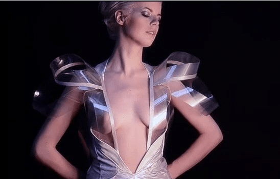 Ειδικό φόρεμα γίνεται see-through όταν... ερεθίζεστε [εικόνες] | iefimerida.gr 0