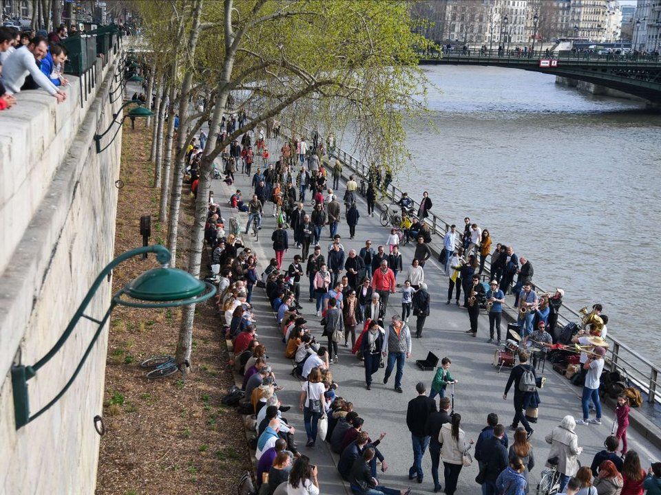 Εδιωξαν τα αυτοκίνητα από τις όχθες του Σηκουάνα -Υπέροχες βόλτες, χιλιάδες πεζοί [εικόνες] | iefimerida.gr 4
