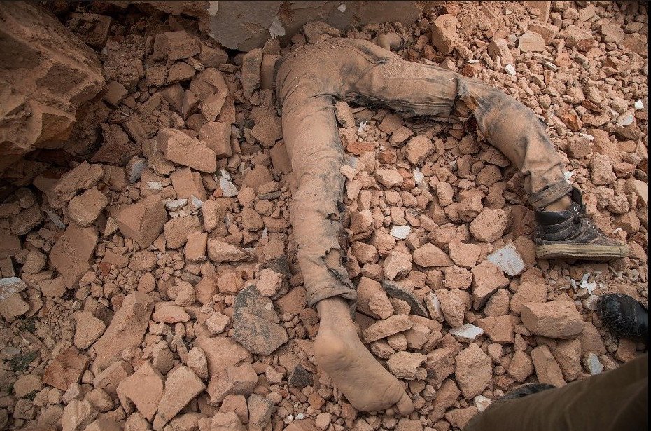 Αρμαγεδδών στο Νεπάλ από τον τρομακτικό σεισμό των 7,9 Ρίχτερ: Σκάβουν με τα χέρια στα ερείπια -1.500 οι νεκροί [εικόνες & βίντεο] | iefimerida.gr 1