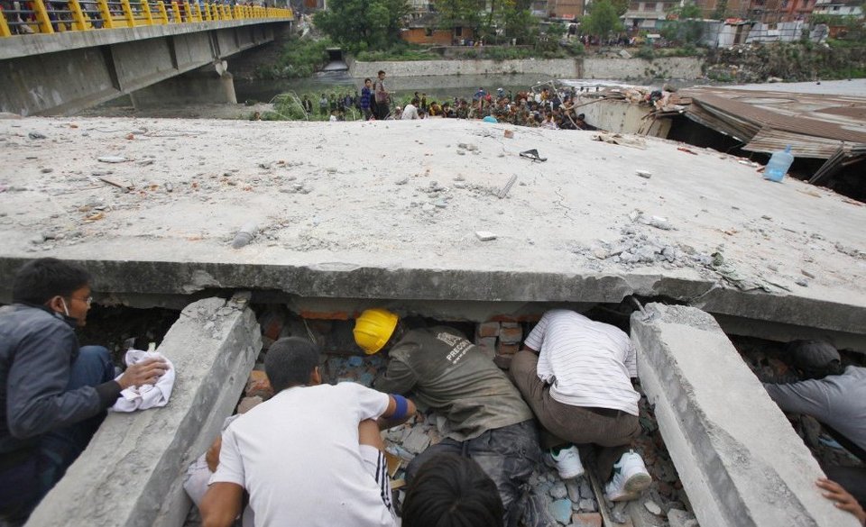 Αρμαγεδδών στο Νεπάλ από τον τρομακτικό σεισμό των 7,9 Ρίχτερ: Σκάβουν με τα χέρια στα ερείπια -1.500 οι νεκροί [εικόνες & βίντεο] | iefimerida.gr 2