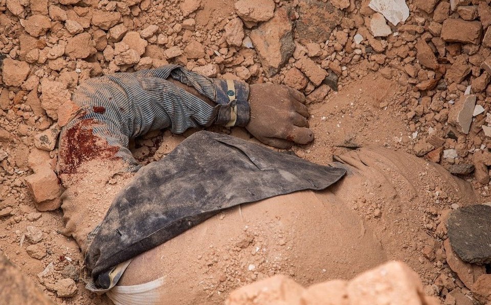 Αρμαγεδδών στο Νεπάλ από τον τρομακτικό σεισμό των 7,9 Ρίχτερ: Σκάβουν με τα χέρια στα ερείπια -1.500 οι νεκροί [εικόνες & βίντεο] | iefimerida.gr 4