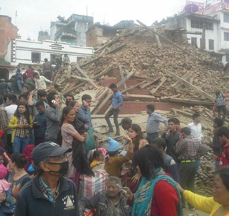 Αρμαγεδδών στο Νεπάλ από τον τρομακτικό σεισμό των 7,9 Ρίχτερ: Σκάβουν με τα χέρια στα ερείπια -1.500 οι νεκροί [εικόνες & βίντεο] | iefimerida.gr 6