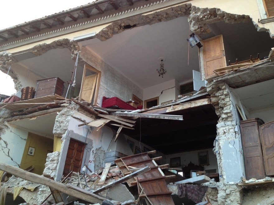 Εικόνες καταστροφής μετά το χτύπημα του Εγκέλαδου στην Ιταλία -Χωριά «εξαφανίστηκαν» [εικόνες] | iefimerida.gr 0