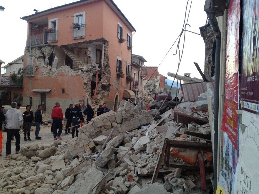 Εικόνες καταστροφής μετά το χτύπημα του Εγκέλαδου στην Ιταλία -Χωριά «εξαφανίστηκαν» [εικόνες] | iefimerida.gr 1