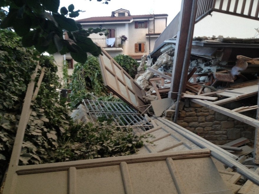 Εικόνες καταστροφής μετά το χτύπημα του Εγκέλαδου στην Ιταλία -Χωριά «εξαφανίστηκαν» [εικόνες] | iefimerida.gr 5