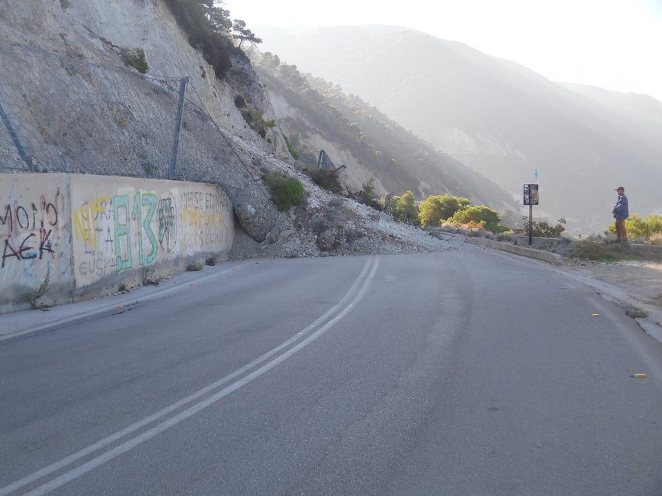 Δύο γυναίκες νεκρές, τραυματίες και καταστροφές από τα 6,1 Ρίχτερ στη Λευκάδα | iefimerida.gr 1