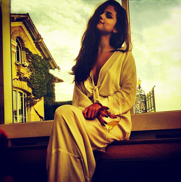 Ημίγυμνη στο Παρίσι χαλαρώνει η Σελένα Γκομεζ: Τι ανέβασε στο Instagram [εικόνες] | iefimerida.gr 0