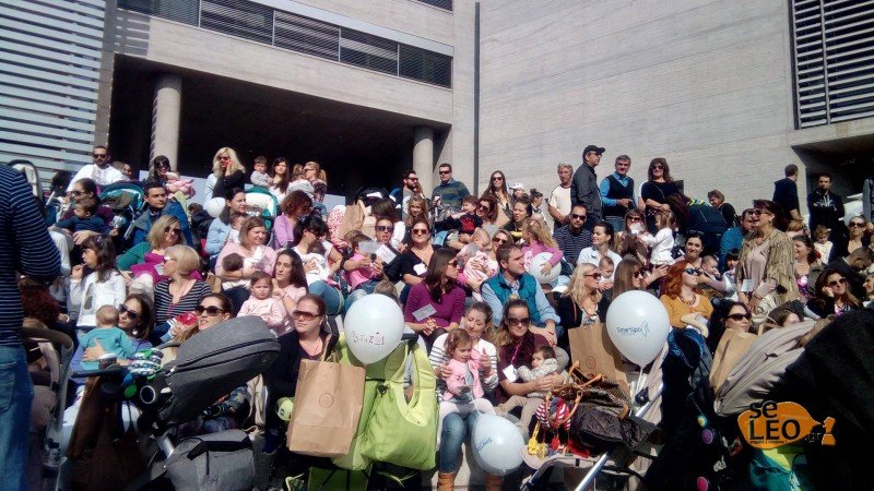 Χιλιάδες μητέρες «σπάνε» τα ταμπού στη Θεσσαλονίκη- Θηλάζουν δημοσίως τα μωρά τους [εικόνες] | iefimerida.gr 0