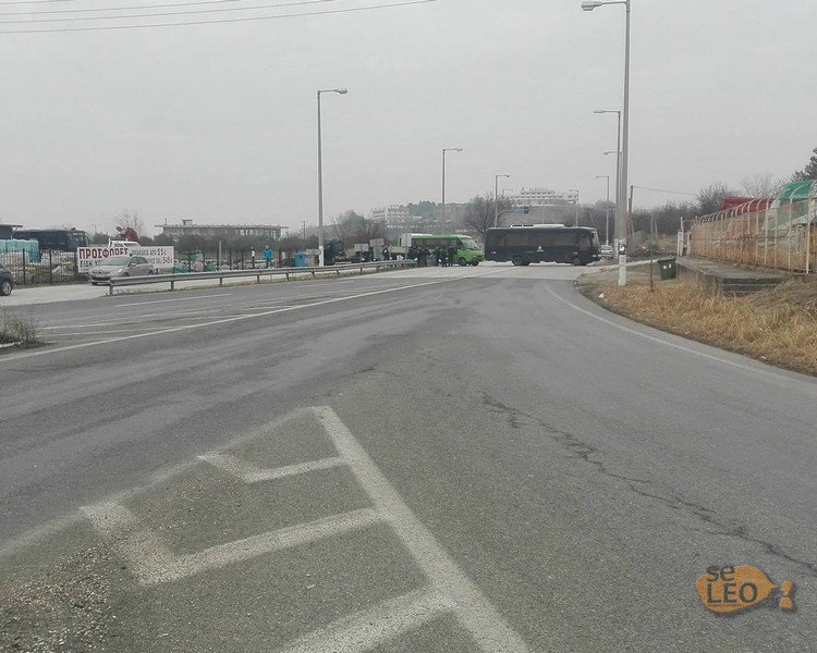 Μπλόκο των αγροτών στην Εθνική Οδό Θεσσαλονίκης-Σερρών [εικόνες] | iefimerida.gr 1