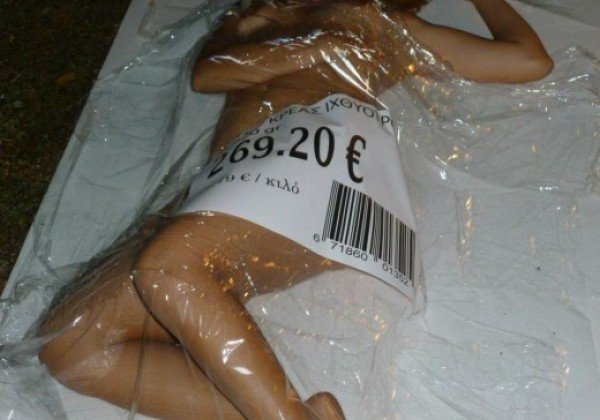 Η γυμνή διαμαρτυρία των χορτοφάγων στη Θεσσαλονίκη -«Πόσο πάει το ανθρώπινο κρέας;» [εικόνες] | iefimerida.gr 1