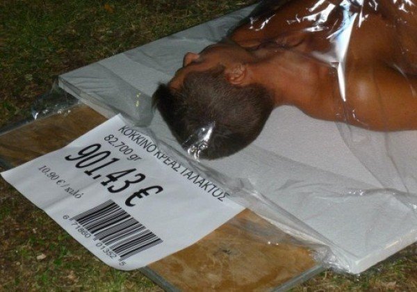 Η γυμνή διαμαρτυρία των χορτοφάγων στη Θεσσαλονίκη -«Πόσο πάει το ανθρώπινο κρέας;» [εικόνες] | iefimerida.gr 2