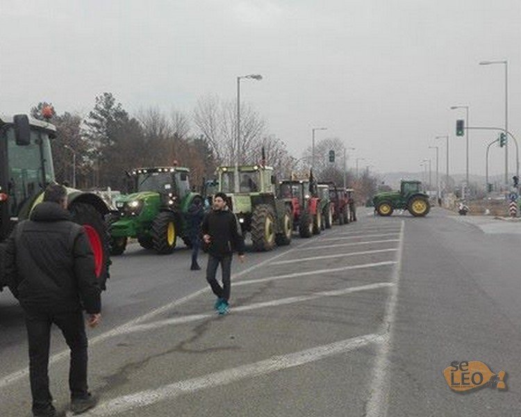 Μπλόκο των αγροτών στην Εθνική Οδό Θεσσαλονίκης-Σερρών [εικόνες] | iefimerida.gr 0