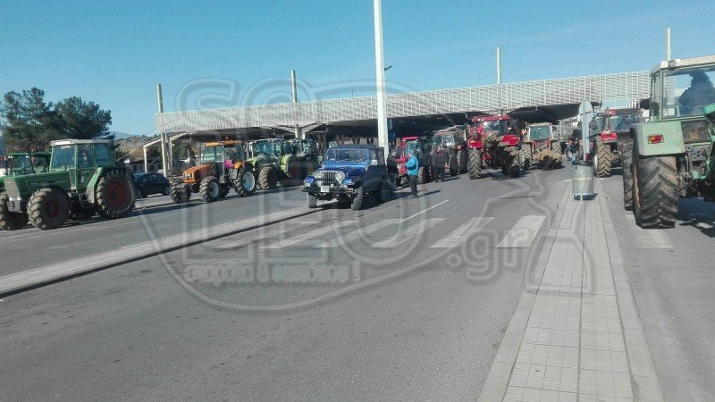 Οι αγρότες απέκλεισαν με τα τρακτέρ τους το τελωνείο Ευζώνων [εικόνα & βίντεο] | iefimerida.gr 0