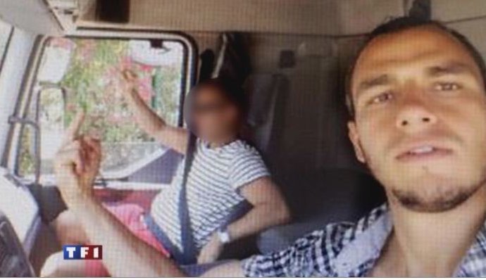 Οι selfies του μακελάρη της Νίκαιας λίγο πριν σκορπίσει το θάνατο [εικόνες] | iefimerida.gr 1