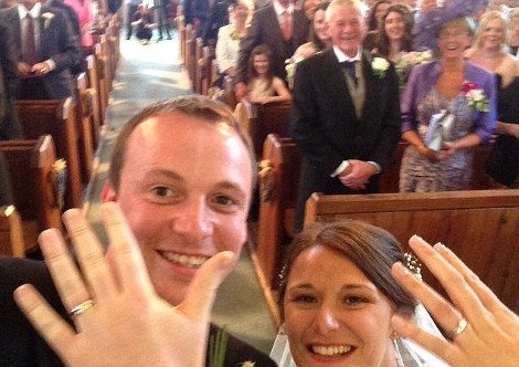 Η φωτογραφία που πήρε το «Παγκόσμιο βραβείο Selfie» -Γαμπρός αρπάζει το κινητό του και ποζάρει με τη νύφη κατά τη διάρκεια του γάμου [εικόνα] | iefimerida.gr 0