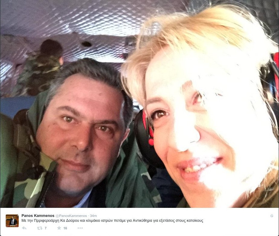 H selfie του Καμμένου με την Δούρου μέσα στο στρατιωτικό αεροσκάφος [εικόνα] | iefimerida.gr 0