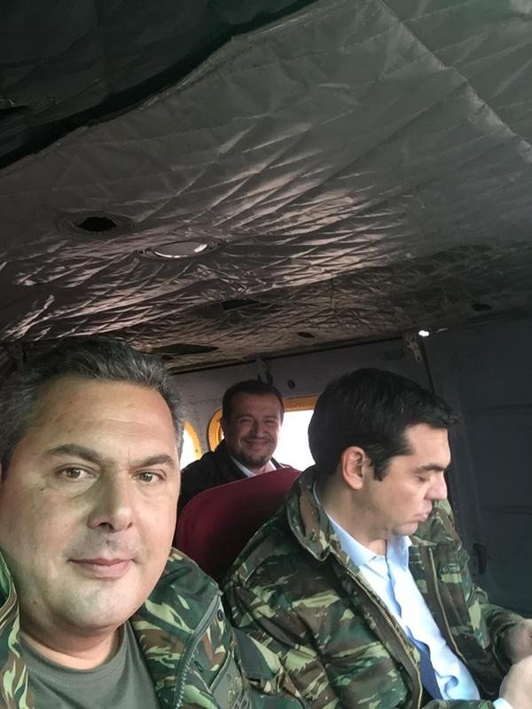 Η selfie του Καμμένου με τον Τσίπρα -Ντυμένοι με παραλλαγή στο ελικόπτερο [εικόνα] | iefimerida.gr 1