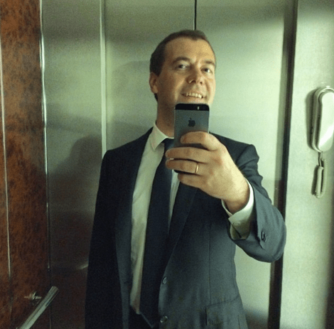 Ο μοναχική selfie του Μεντβέντεφ -Σε ασανσέρ με ένα iPhone [εικόνα] | iefimerida.gr 0