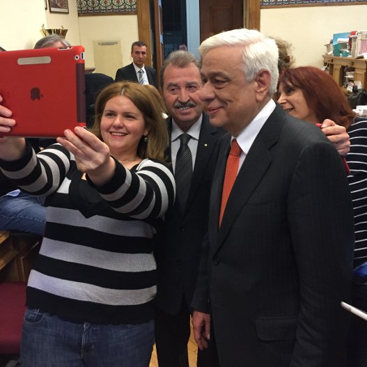  Στη Βουλή ο Παυλόπουλος -Εβγαλε selfie με τους δημοσιογράφους [εικόνες] | iefimerida.gr 1