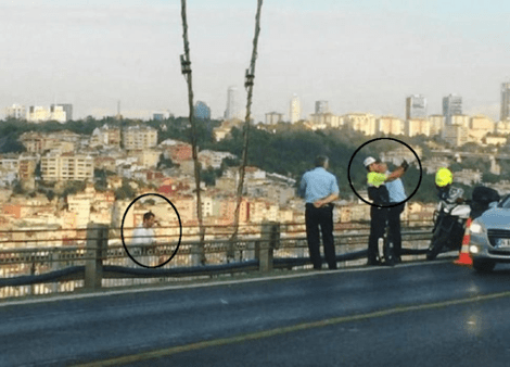 Απίστευτο: Τούρκος αστυνομικός έβγαζε selfie, όταν ένας άνδρας πηδούσε στο κενό από τη γέφυρα του Βοσπόρου [εικόνα] | iefimerida.gr 0