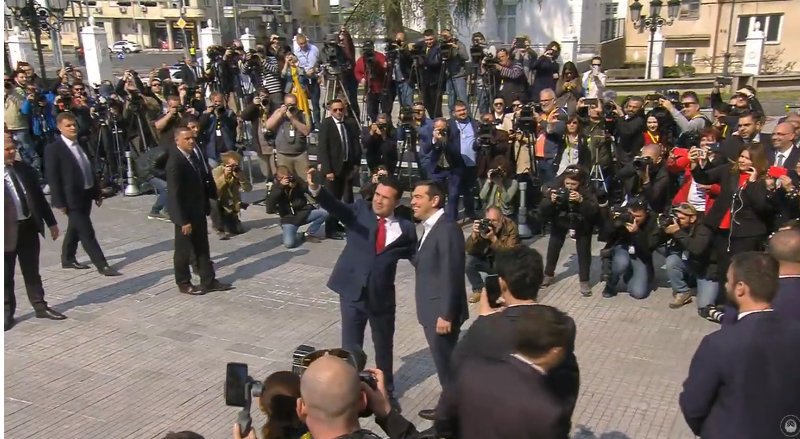 Selfie με φόντο τους δημοσιογράφους