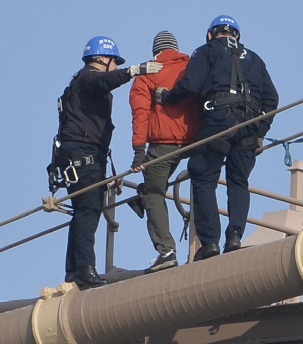 Tο άκρον άωτον της selfie: Φωτογραφίζεται και ο άλλος πίσω της αυτοκτονεί [εικόνες] | iefimerida.gr 1