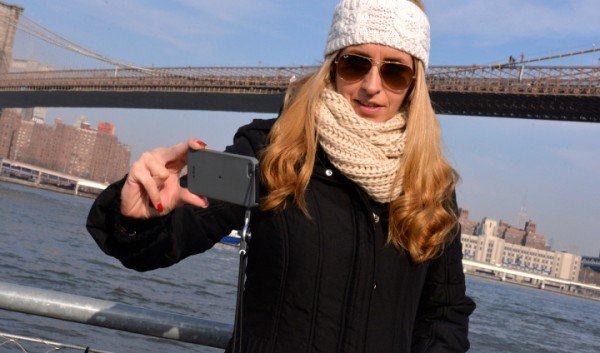 Tο άκρον άωτον της selfie: Φωτογραφίζεται και ο άλλος πίσω της αυτοκτονεί [εικόνες] | iefimerida.gr 0