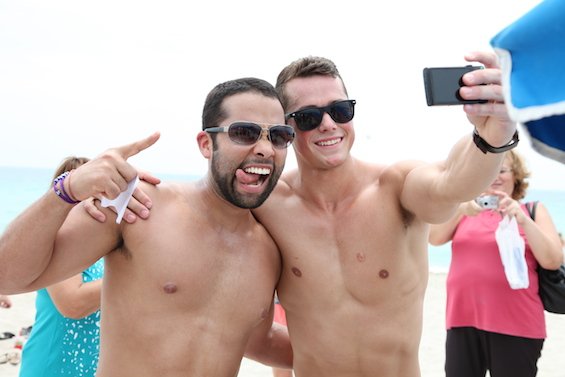 Εβγαλαν 355 selfies μέσα σε μια ώρα και μπήκαν στα ρεκόρ Γκίνες -Το δίδυμο που αναστάτωσε το Μαϊάμι [εικόνες&βίντεο] | iefimerida.gr 1