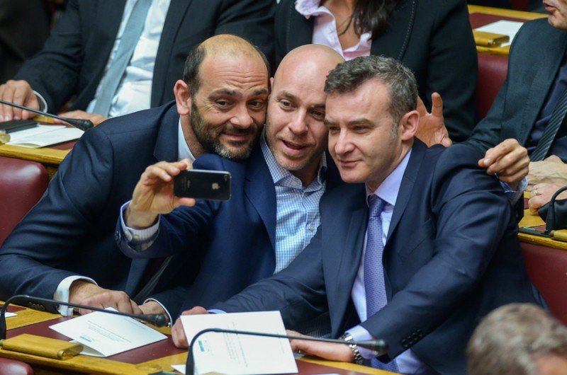 Πόλεμος Αμυρά-Ακρίτα για τις selfies στη Βουλή: Δεν με πτοεί η ξινίλα [εικόνες] | iefimerida.gr 1