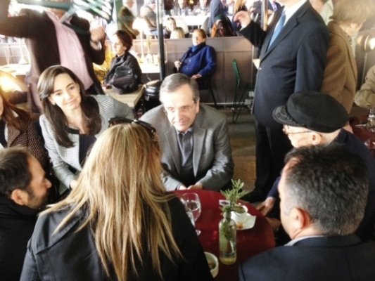 Οι selfies Αντώνη και Γεωργίας Σαμαρά στην πλατεία Καλαμάτας [εικόνες] | iefimerida.gr 2