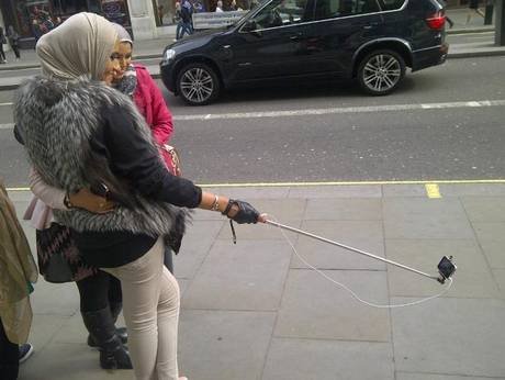 Ιδού το ραβδί των selfies -Ενα εξάρτημα για τους φανατικούς των αυτοπροσωπογραφιών που κάνει πάταγο [εικόνες] | iefimerida.gr 1