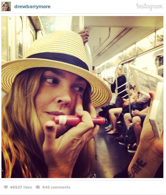 Σταρ του Χόλιγουντ βγάζει selfie ενώ μακιγιάρεται σε συρμό του Μετρό [εικόνα] | iefimerida.gr 0