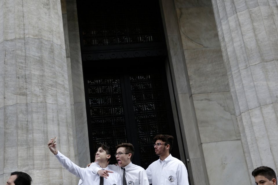 Θεσσαλονίκη: Τα γέλια στην εξέδρα, ο δρομέας και... τα απρόοπτα της μαθητικής παρέλασης! [εικόνες]  | iefimerida.gr 2