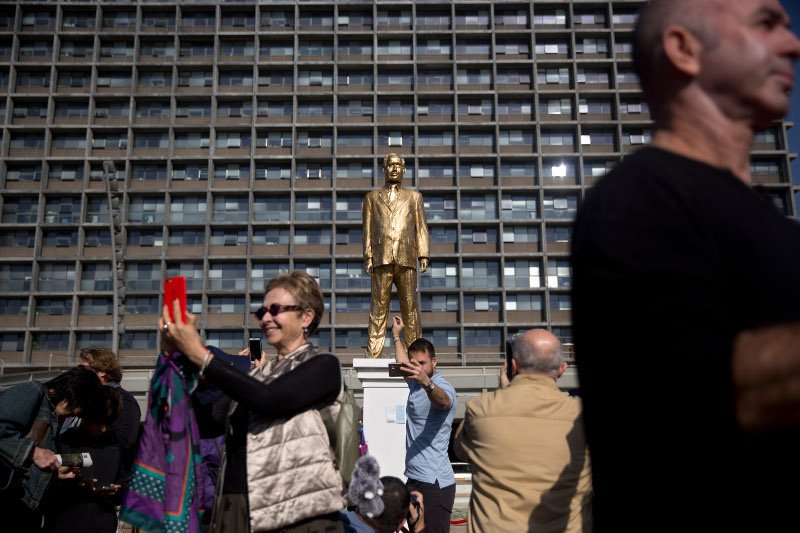 Ισραήλ: Αντιδράσεις προκαλεί το επιχρυσωμένο άγαλμα του Νετανιάχου [εικόνες] | iefimerida.gr 1